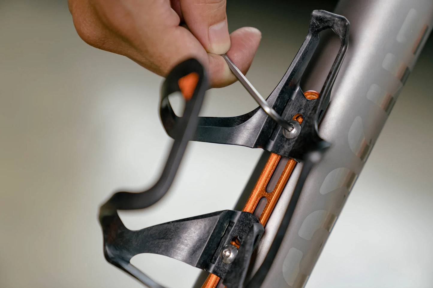 STEP 3 - Attach the bottle cage onto the plate with the short M5 bolts.