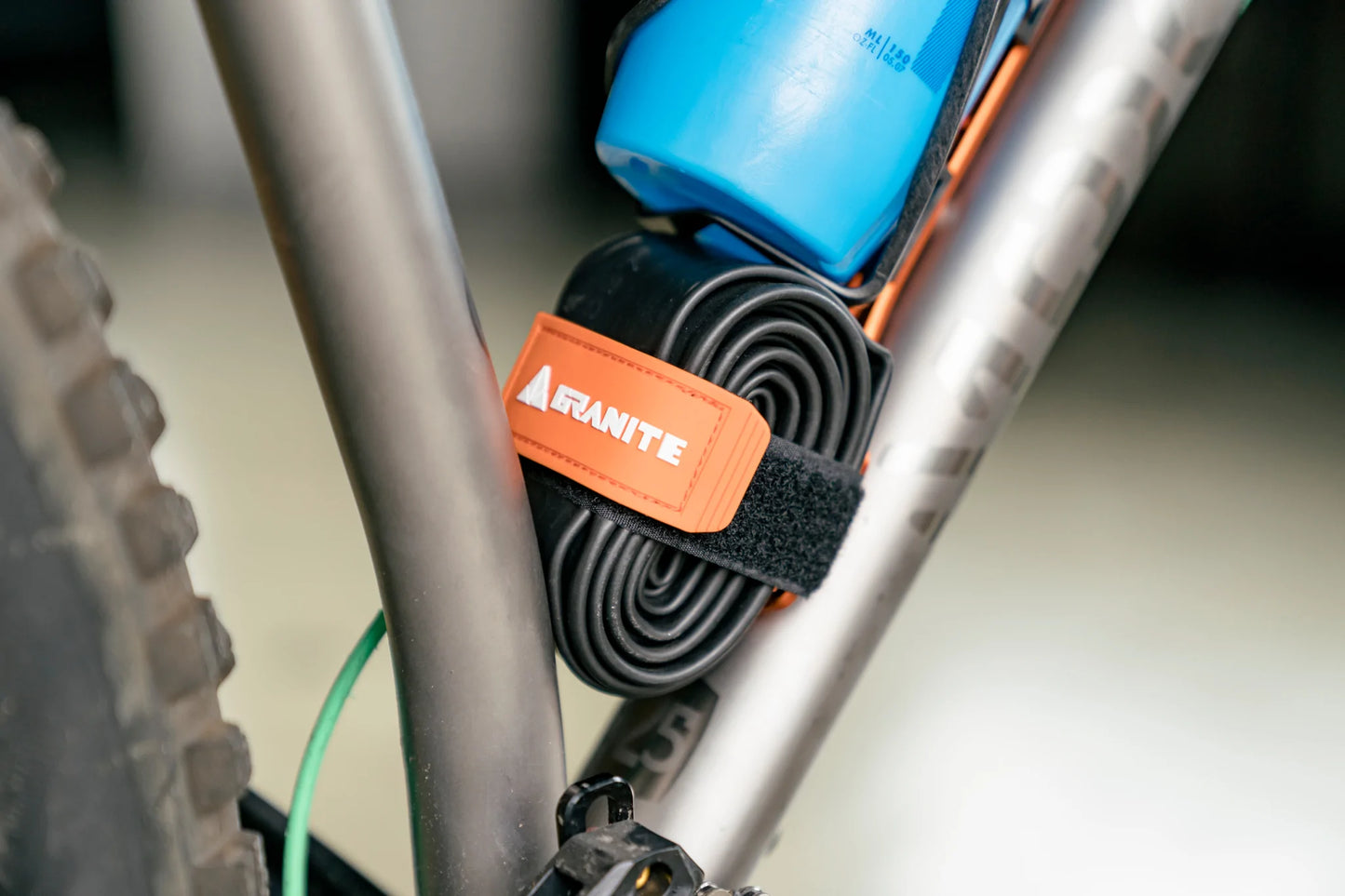 STEP 7 - Fasten the strap whilst locking the buckle close to the plate.